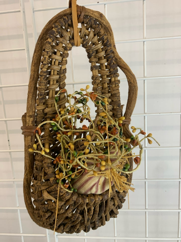 BASKET WEAVE W/PIP BERRIES AND SACHET.