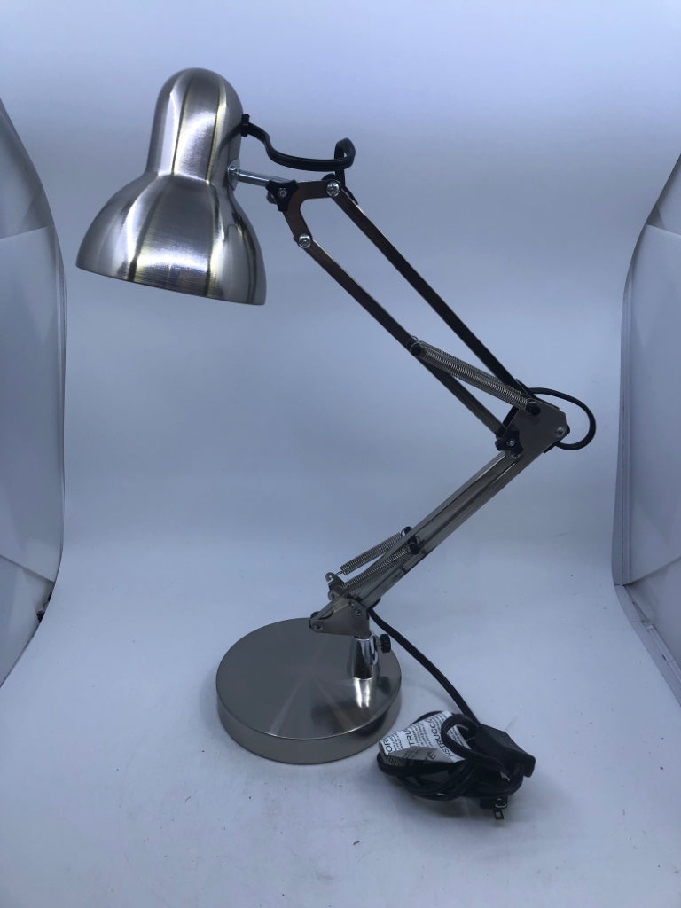 SLIVER METAL ADJUSTABLE DESK LAMP.