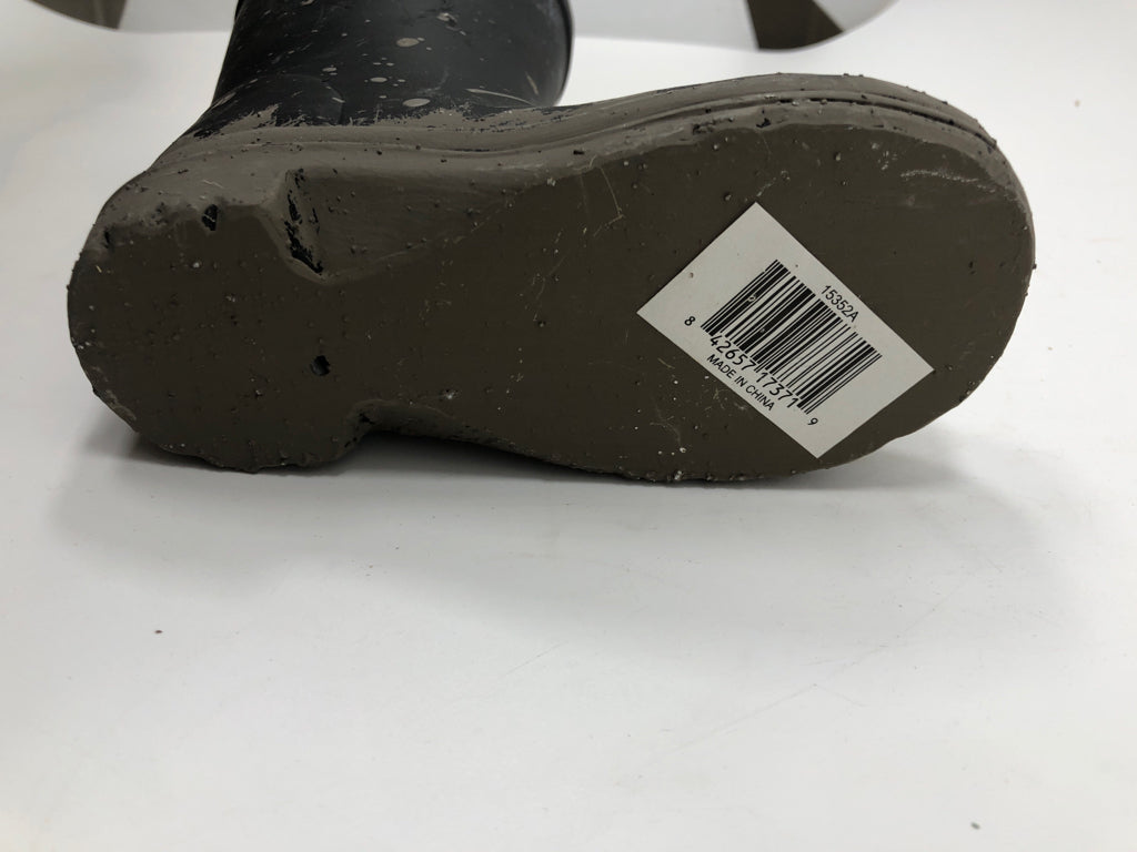 MUDDY RAIN BOOT VASE.