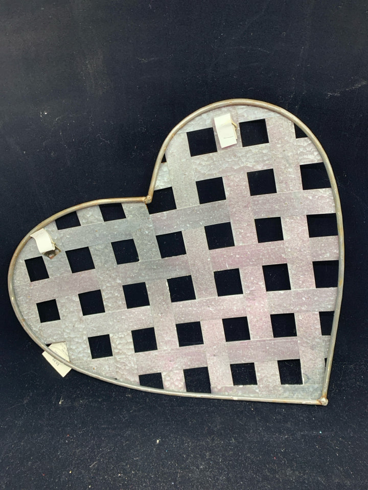 METAL DISTRESSED HEART WALL HANGING.