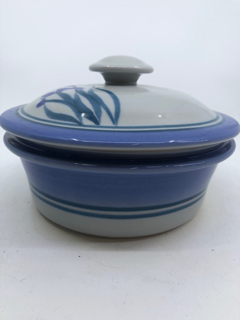 BLUE HEAVY POTTERY CIRCLE CASSEROLE DISH W/ LID BLUE FLOWER DETAIL.