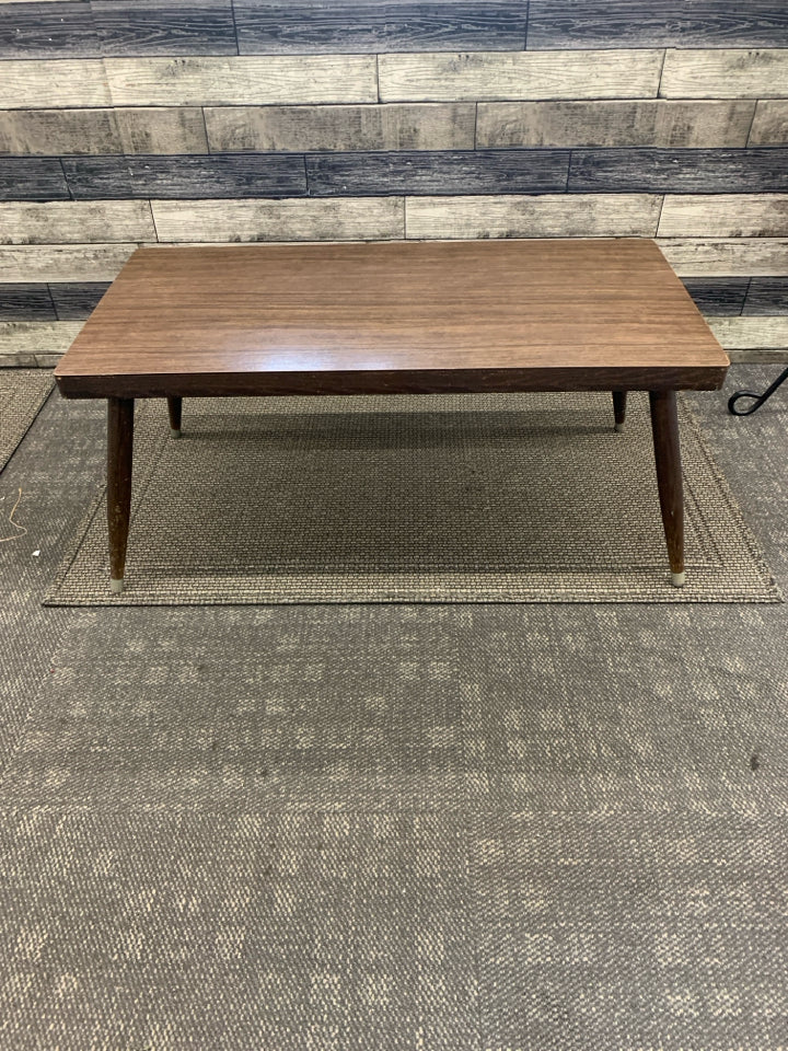 VTG SMALL DARK WOOD COFFEE TABLE.