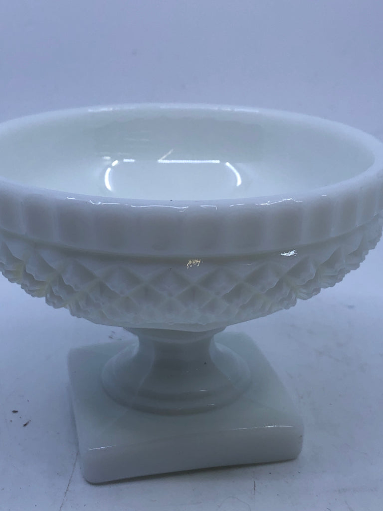 VTG FOOTED MILKGLASS SHALLOW CATCH ALL DISH DIAMOND PATTERN.