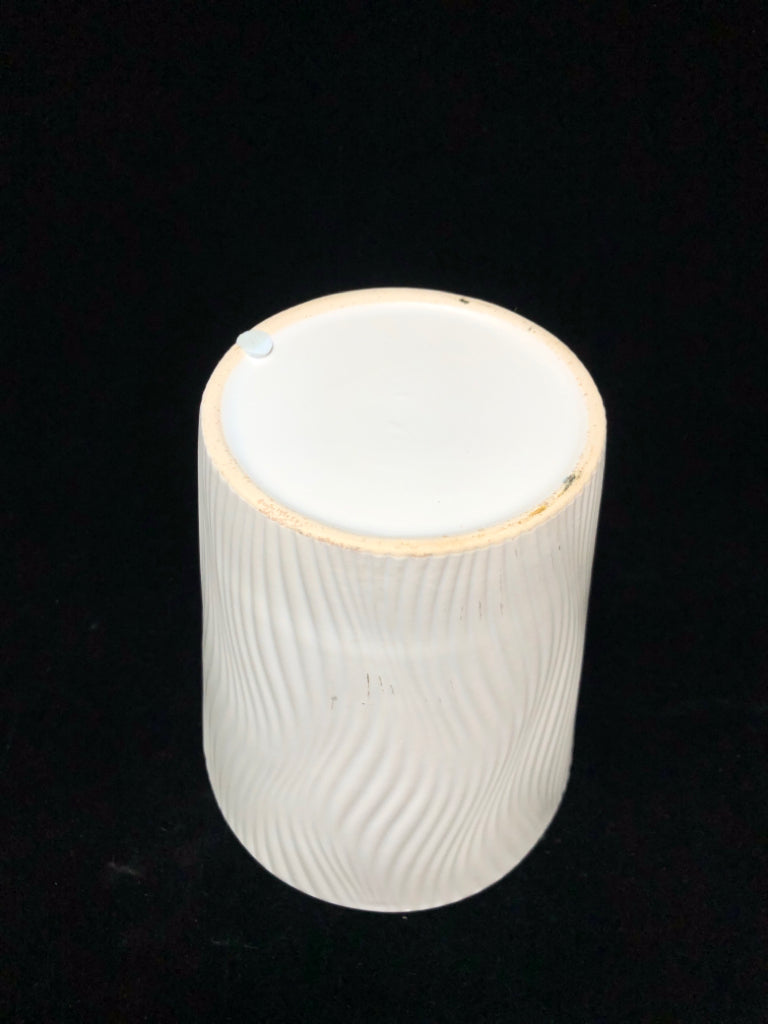 WHITE WAVY RIBBED PLANTER.