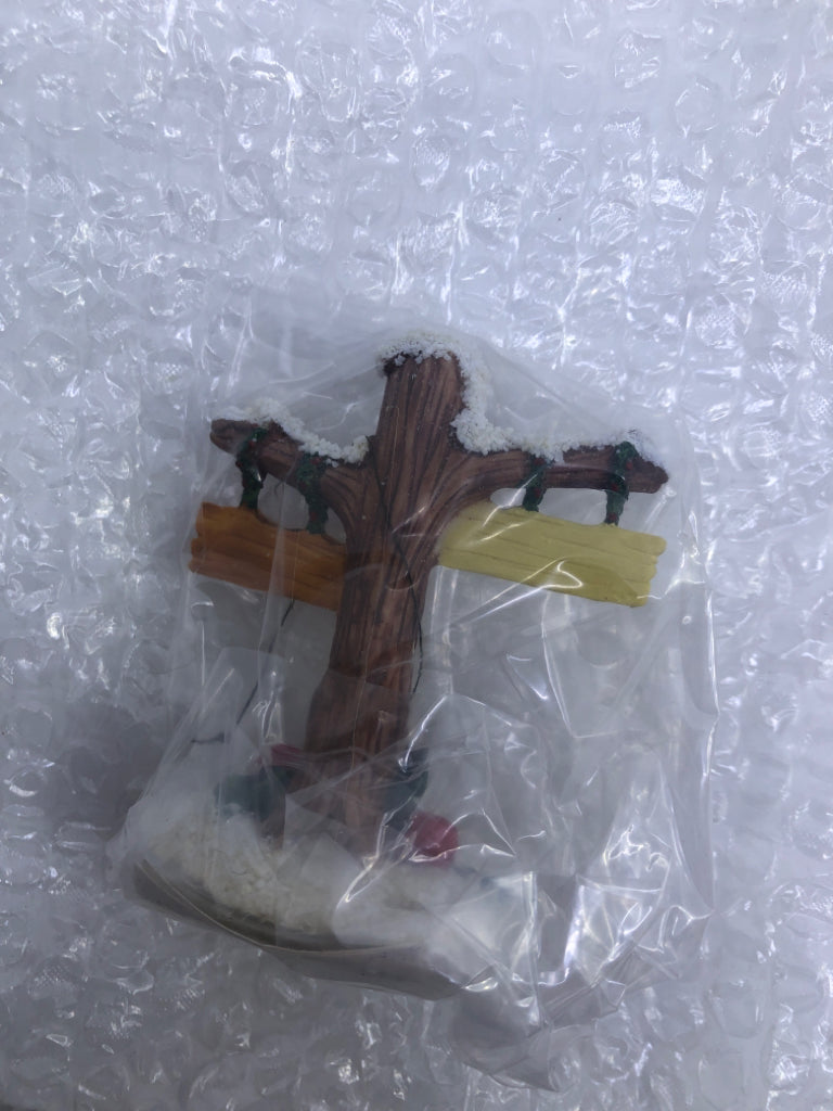 2-NIB STREET LIGHT/SIGN ACCESSORY CHARMING TAILS