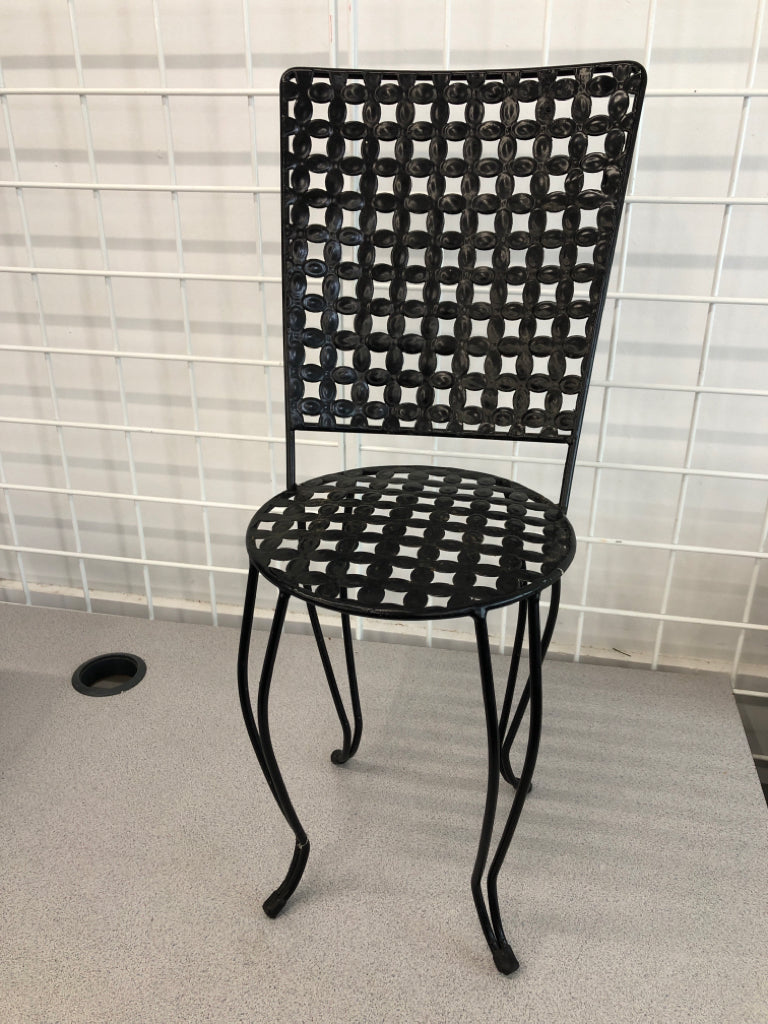 METAL CHAIR PLANTER STAND.