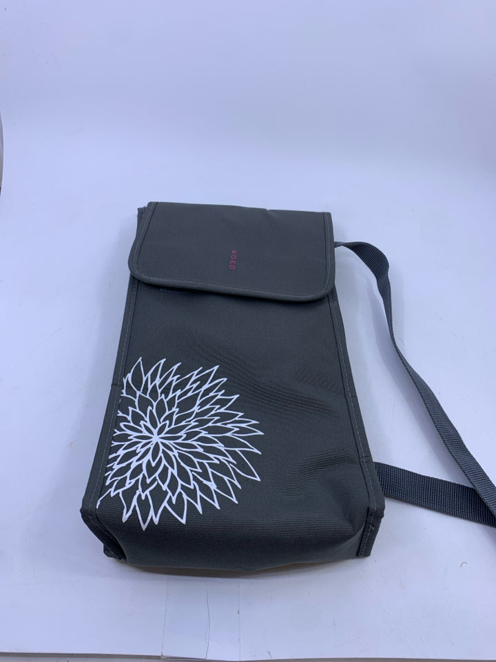 GREY WINE TRAVEL HOLDER W/ WHITE FLOWER KOKO.