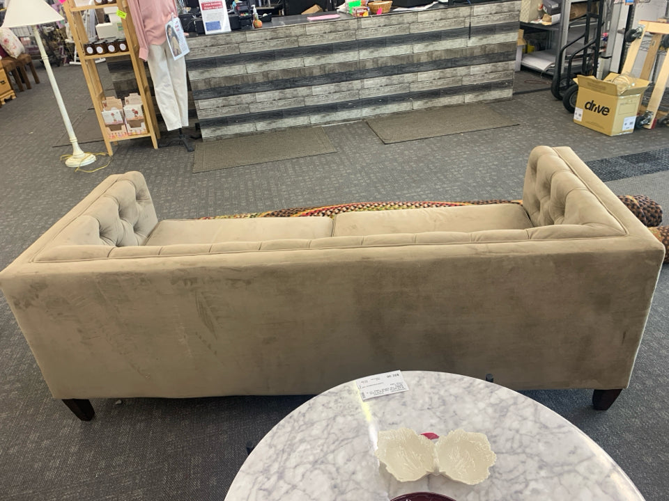 TAN RECTANGLE TUFTED COUCH.