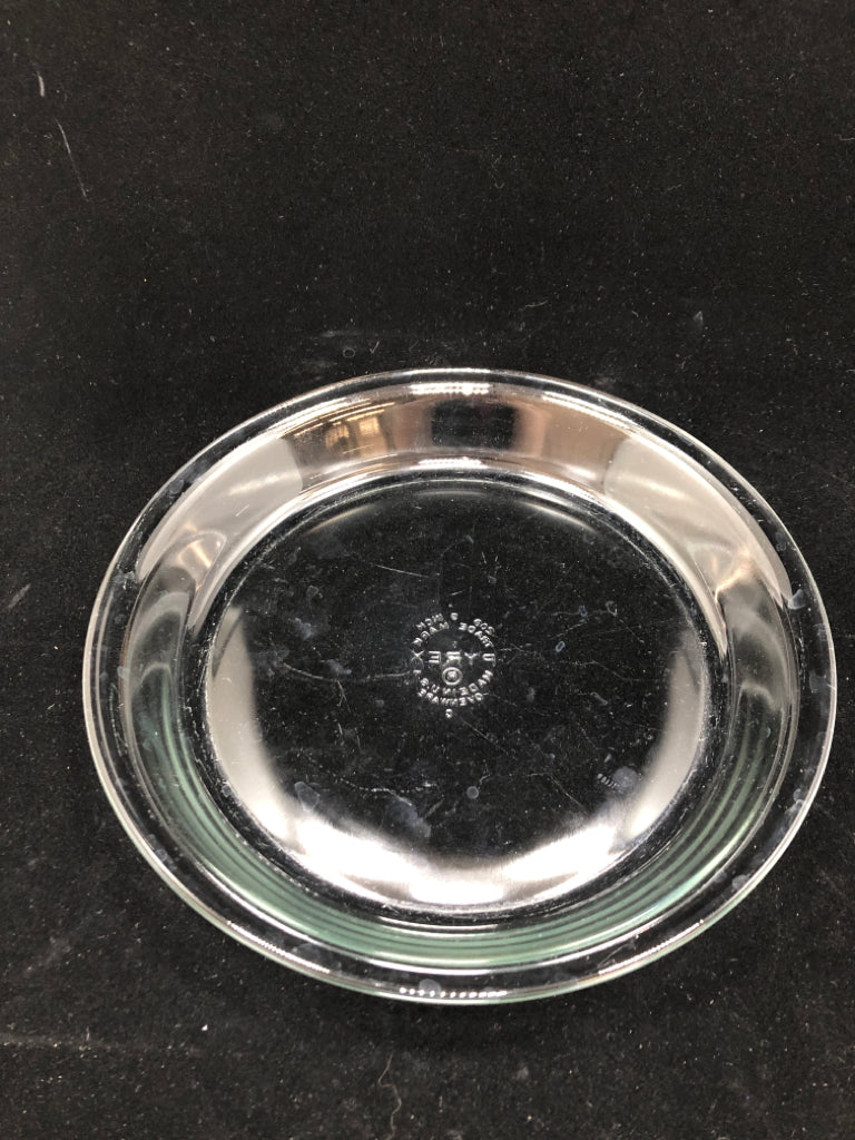 CLEAR ROUND PYREX BAKING DISH.