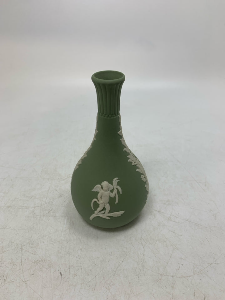 VTG JASPERWARE SHORT VASE W/ SKINNY NECK CHERUBS.