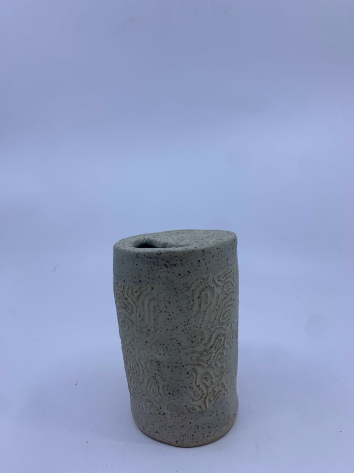 CARVED POTTERY CREAM TOOTHBRUSH HOLDER.