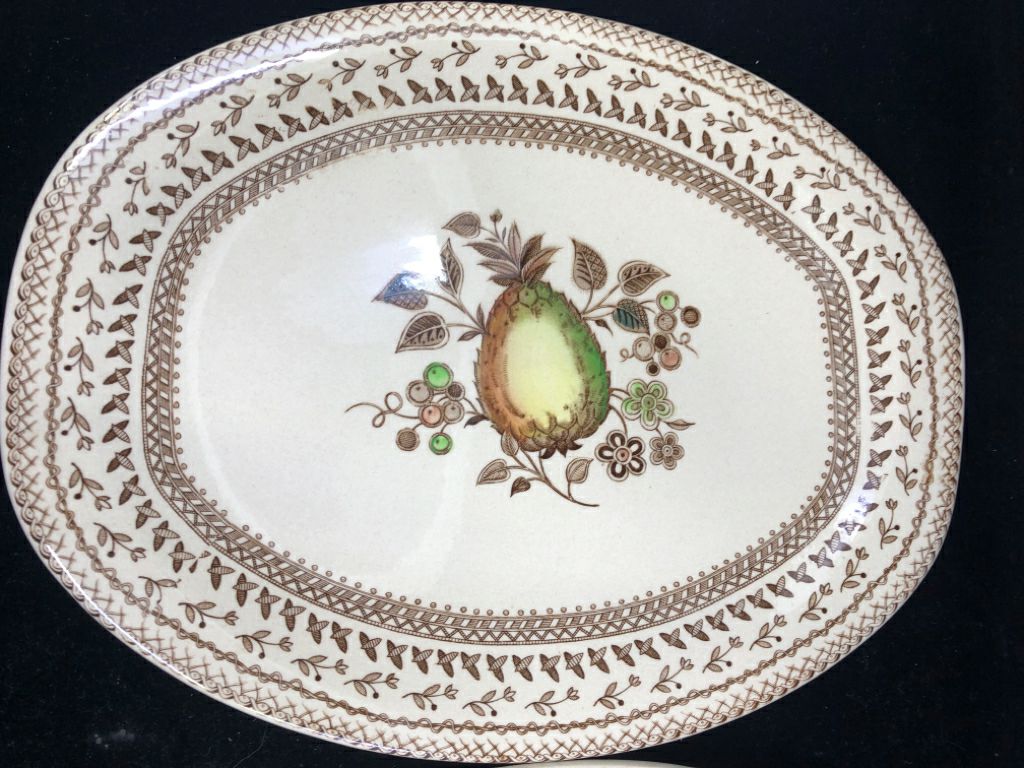 2 VTG BROWN PINEAPPLE SERVING PLATES.