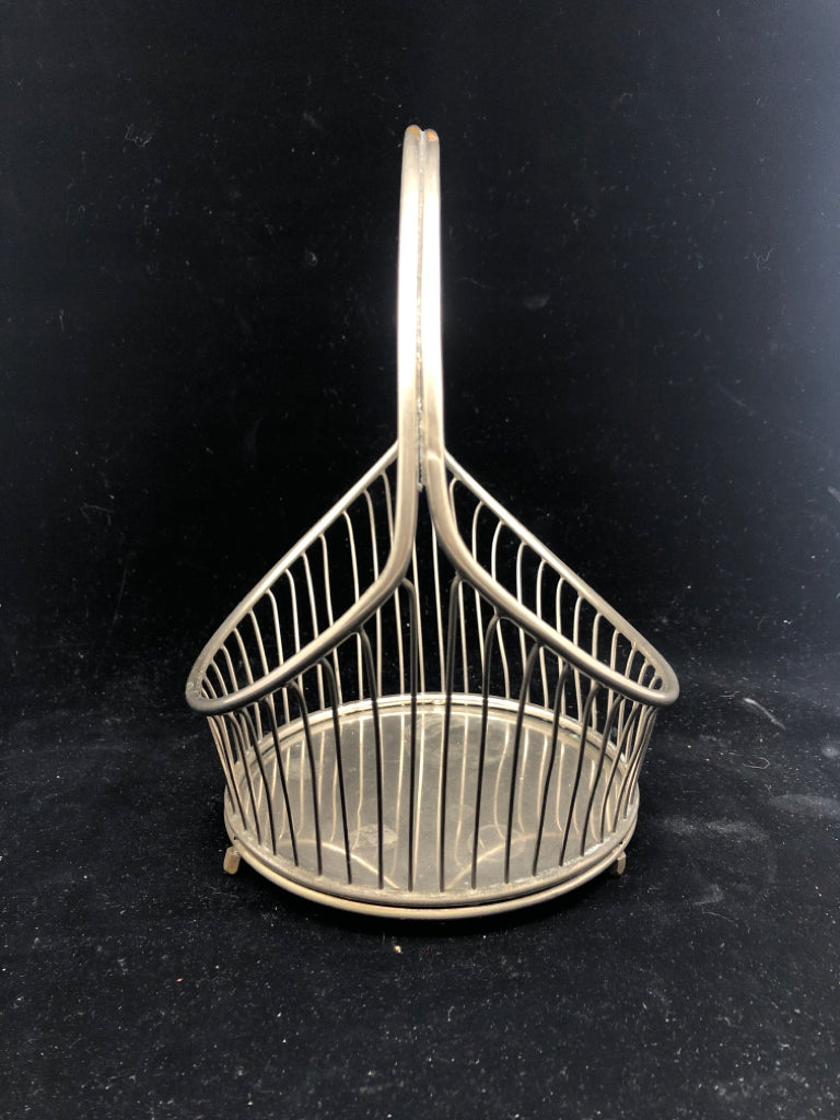 SMALL METAL BASKET.