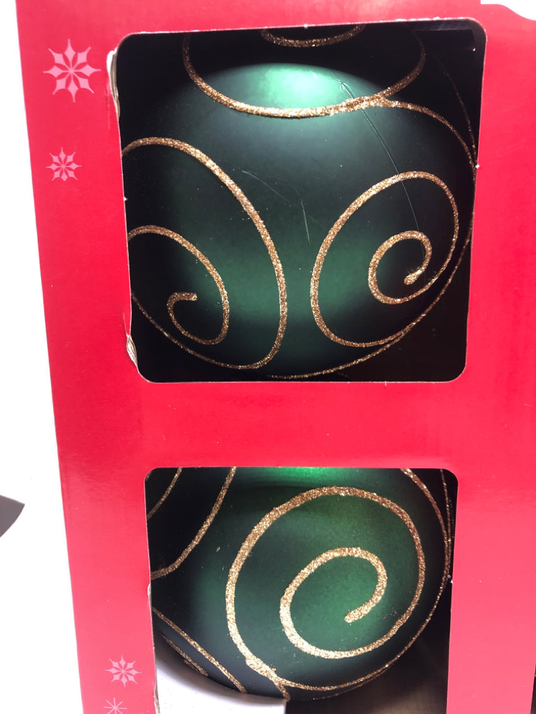 NIB 4PK RED/GREEN LG ORNAMENTS.