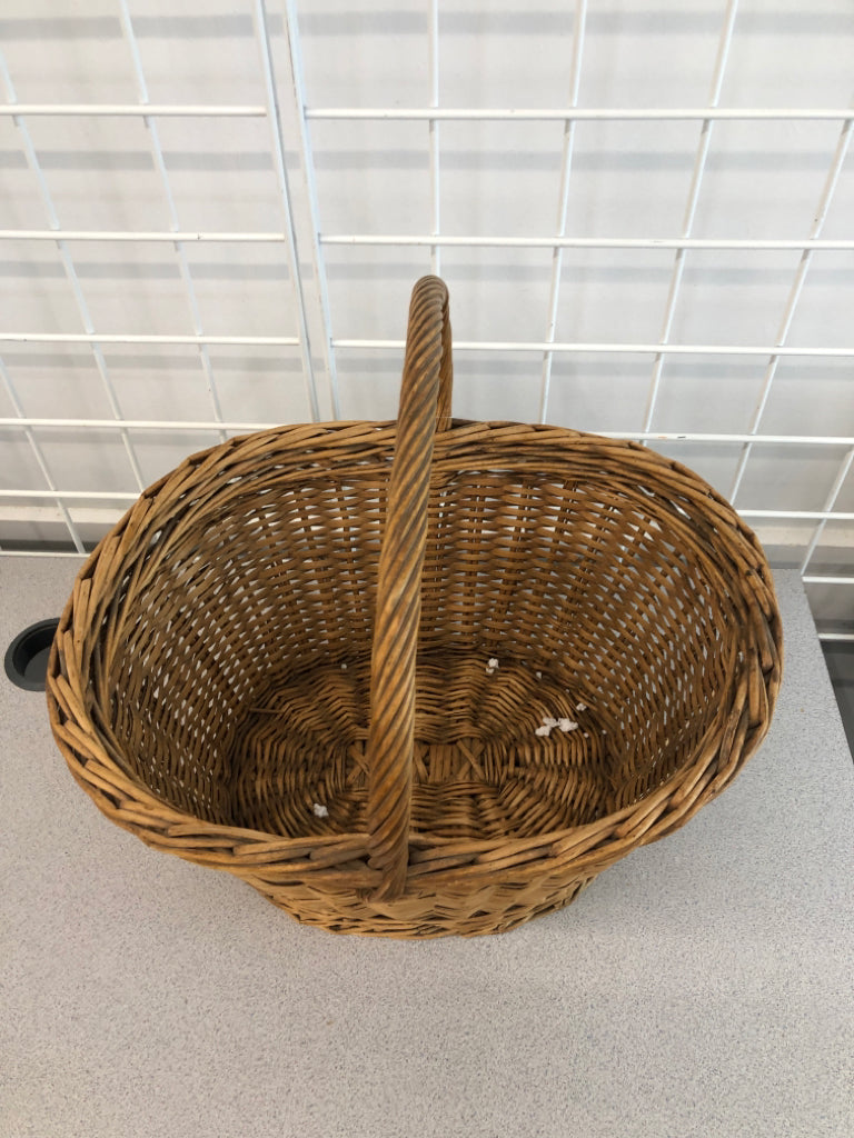 WICKER BASKET W/HANDLE.