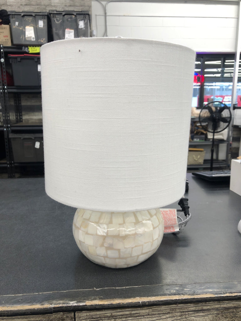 SHORT WHITE MOSAIC BASE W/ WHITE SHADE.