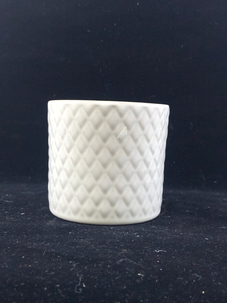 WHITE DIaMOND PATTERN PLANTER.