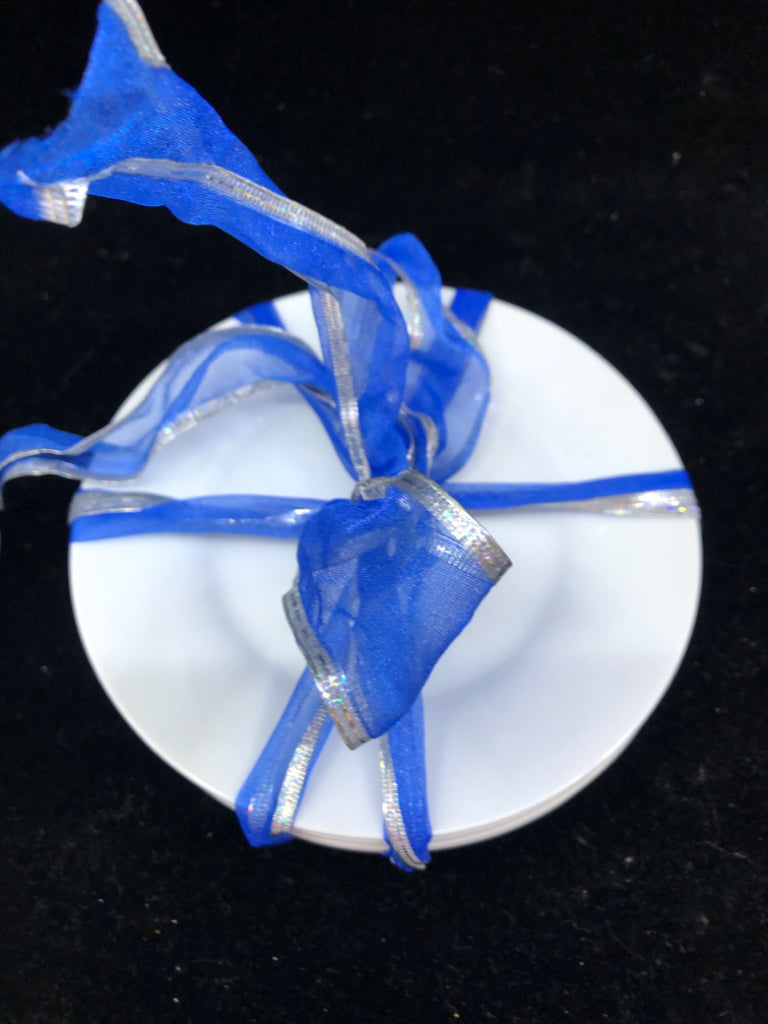 5 WHITE DESSERT PLATES.