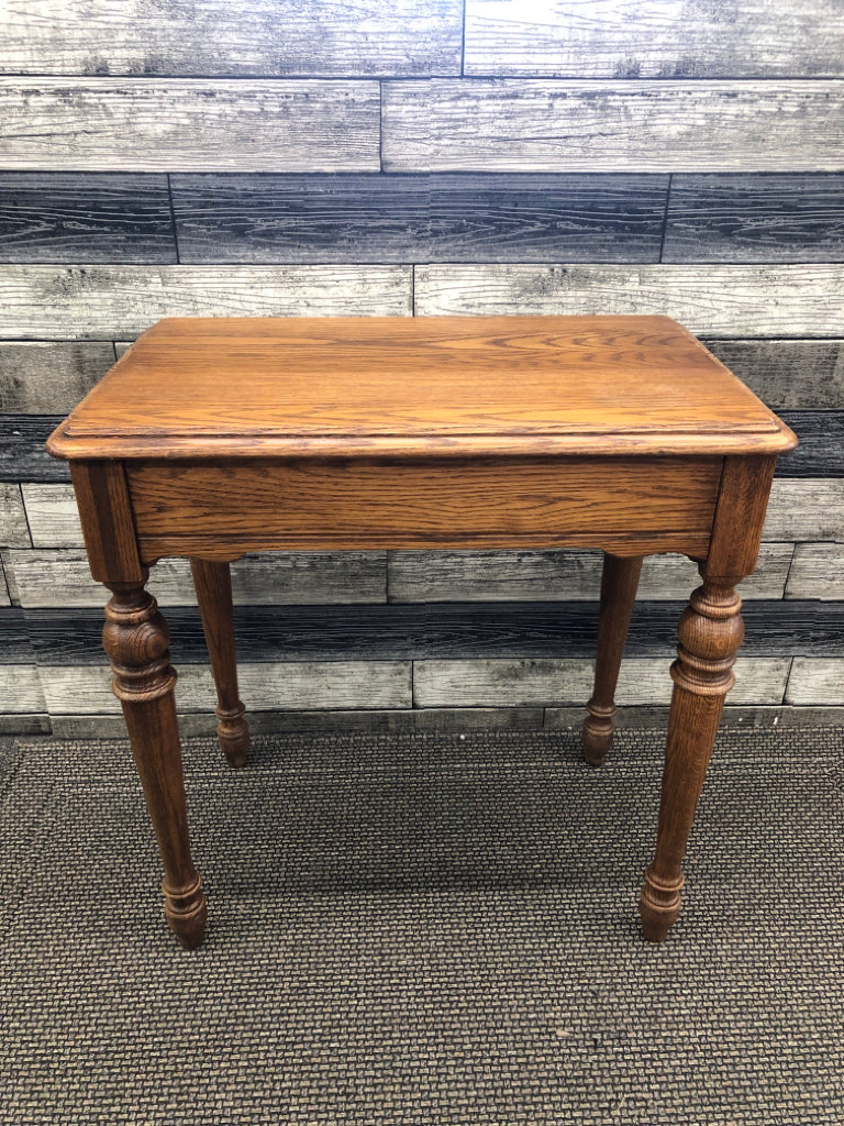 SMALL RECTANGLE OAK TABLE.