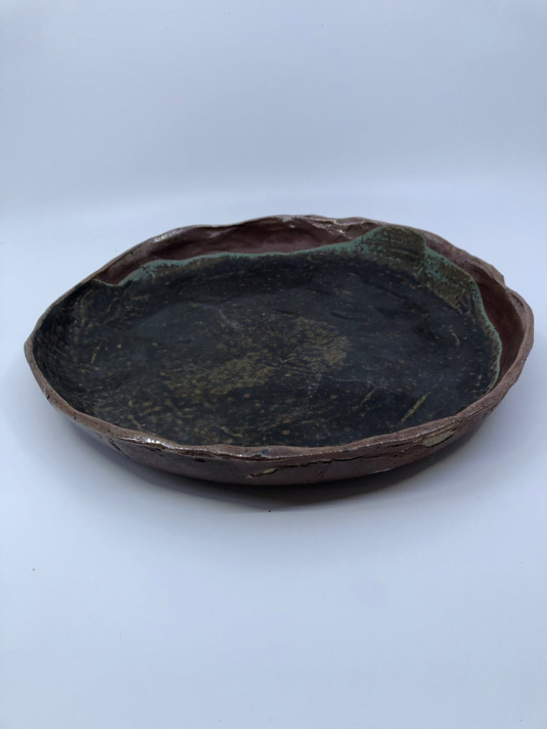 DISTRESSED BROWN POTTERY SERVING DISH W/LIP.