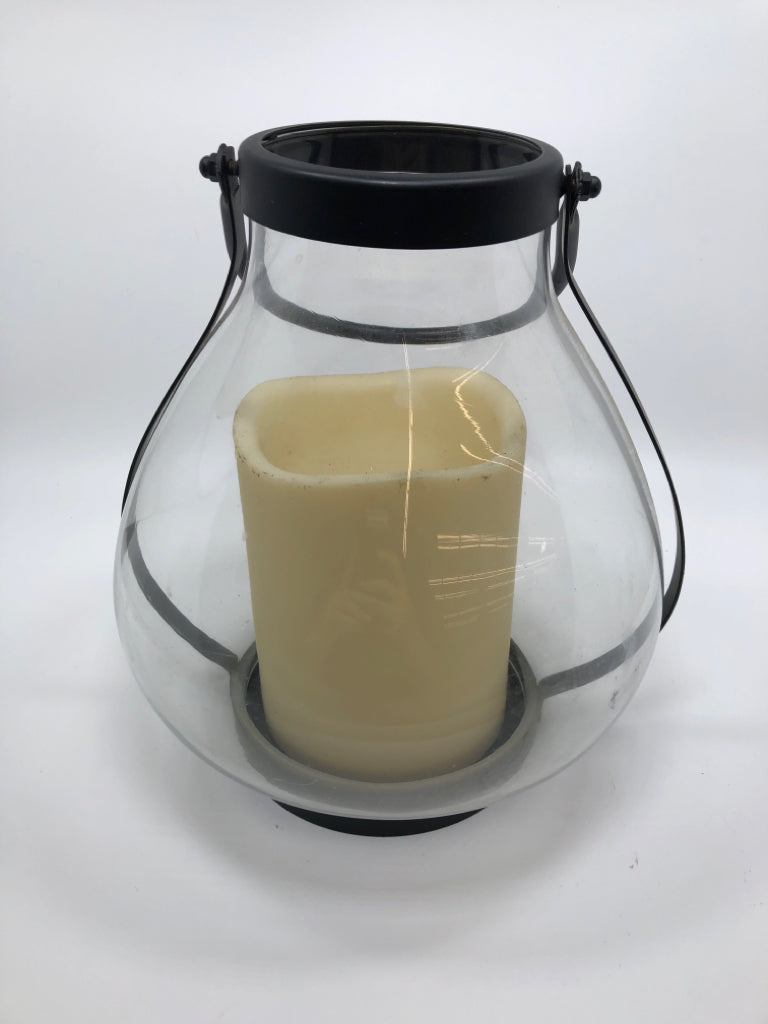 METAL CANDLE LANTERN W/FAUX CANDLE.