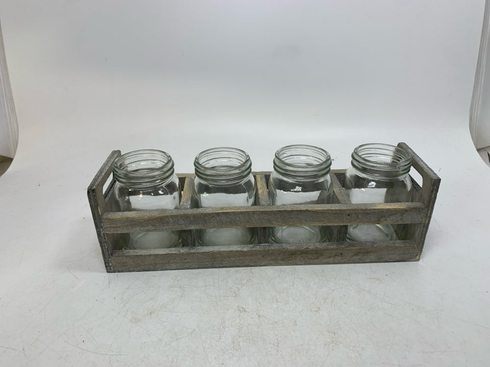 4 SLOT WOOD DIVIDED CRATE W/ MINI MASONS JARS.