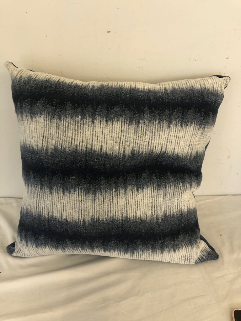 BLUE AND WHITE PATTERN SQUARE DOWN PILLOW.