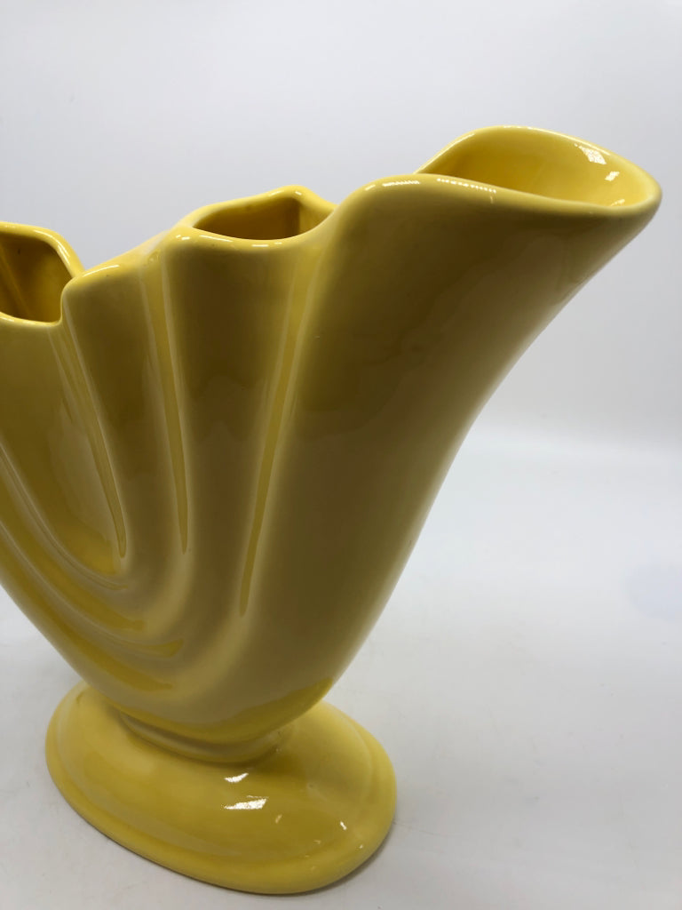 VTG YELLOW CAMARK FAN VASE.