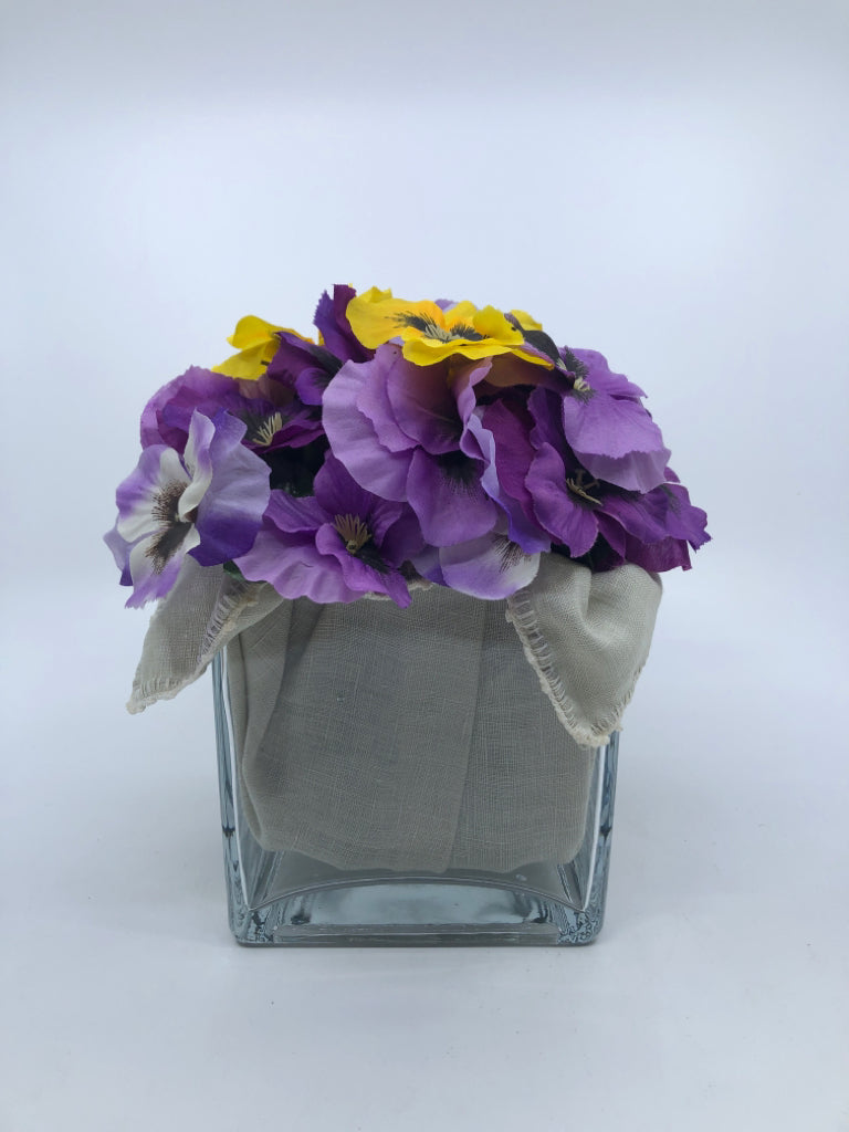 SQUARE GLASS VASE W/PURPLE AND YELLOW FLOWERS.