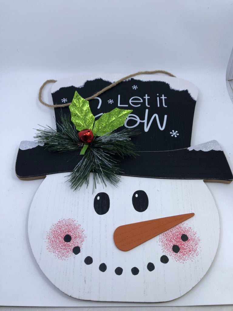 LET IT SNOW SNOWMAN HEAD WALL ART.