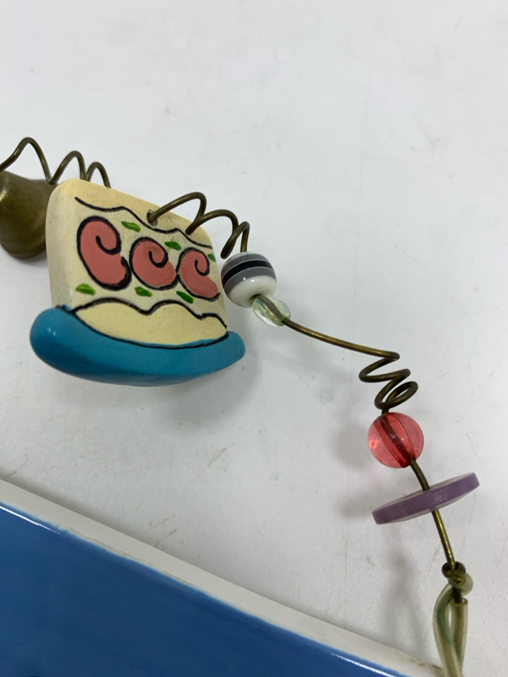 CELEBRATE LIFE PLAQUE W/TRINKET CHORD.
