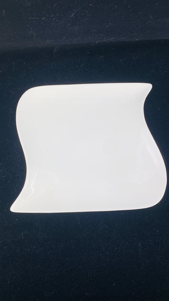 4 SQUARE WHITE DINNER PLATES.