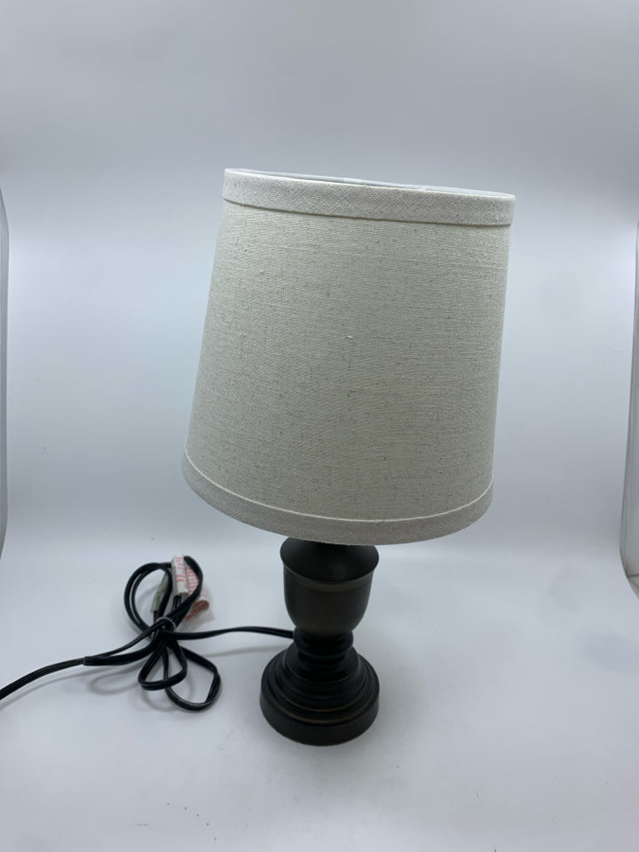BROWN TABLE LAMP W/CREAM SHADE.