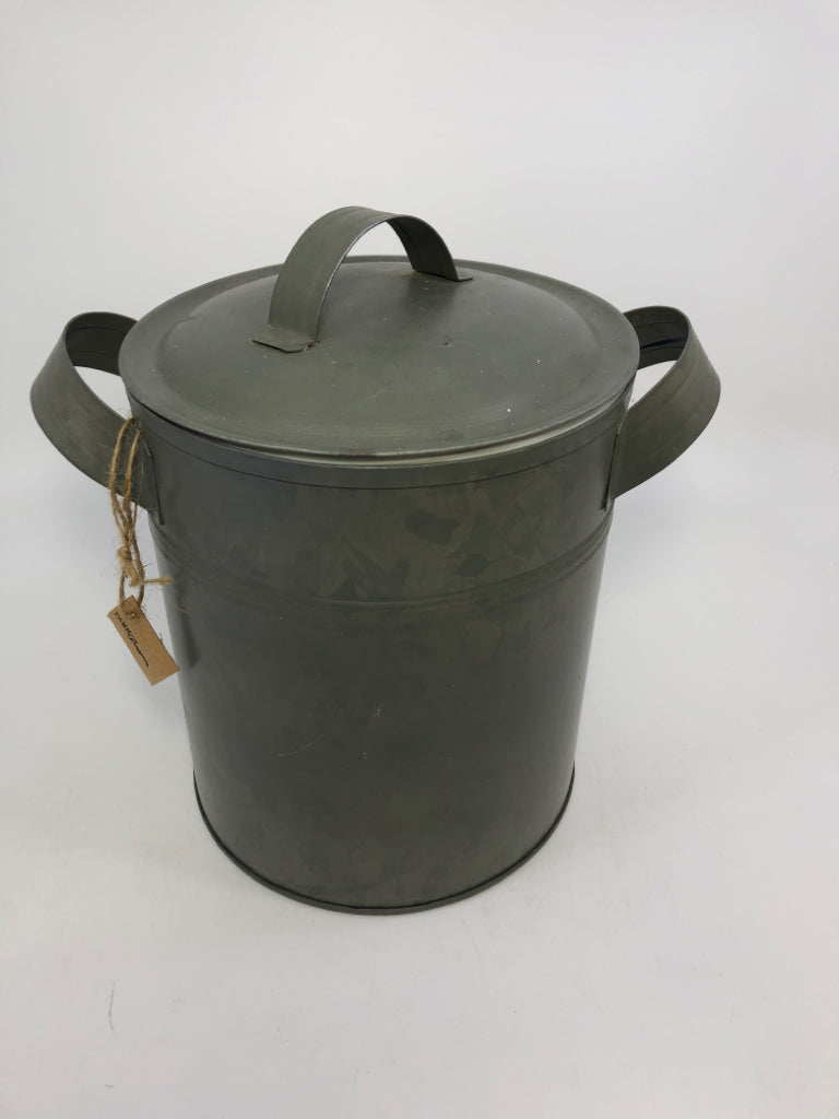 LG RUSTIC GALVANIZED METAL BUCKET W/LID.