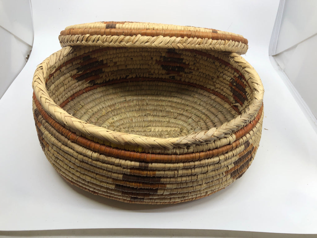 OVAL WOVEN BASKET W/LID.
