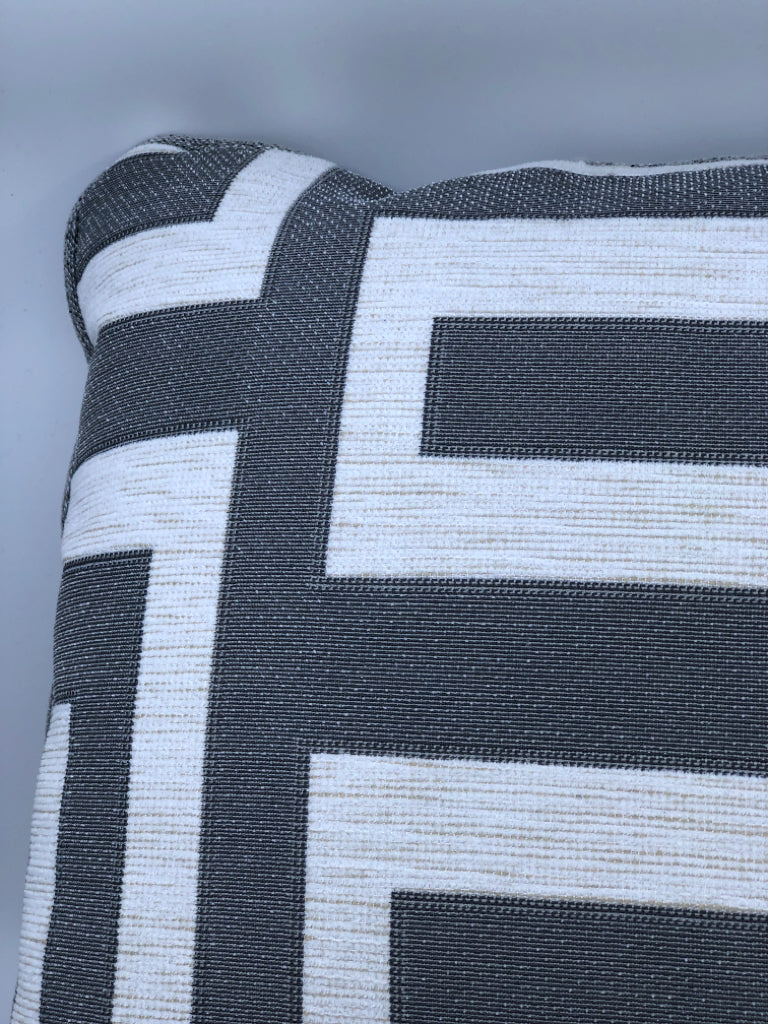 GREY GEOMETRIC PILLOW.