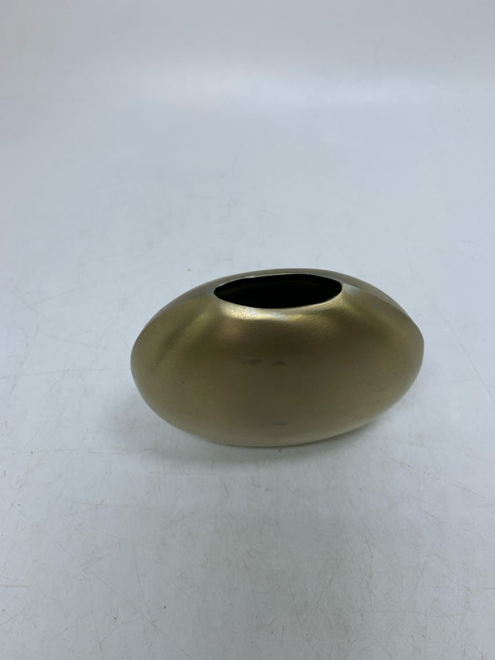 GOLD METAL NARROW CIRCLE VASE.