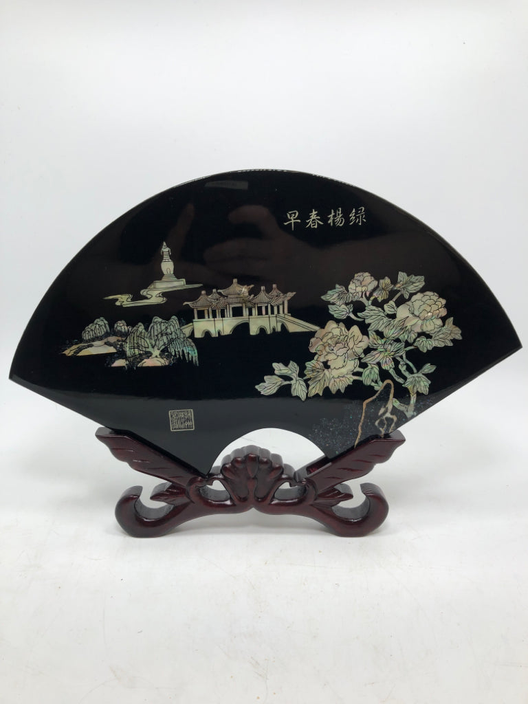 VTG YANGZHOU MOTHER OF PEARL FAN-SHAPED LACQUER SCREEN ON STAND.