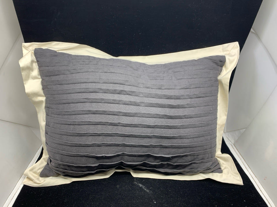 GREY W WHITE EDGE PILLOW.