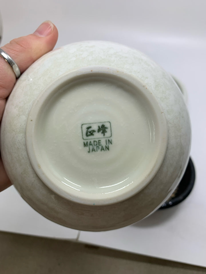 4 BLACK & WHITE BERRY BOWLS W/ DETAILED LINED BOTTOMS.