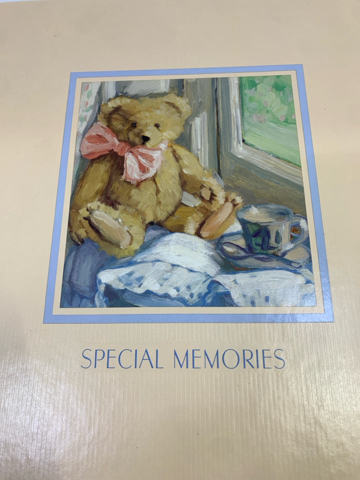 HALLMARK SPECIAL MEMORIES ALBUM W/BEAR.
