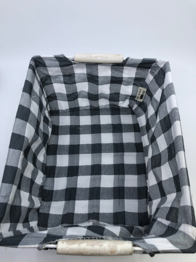 WHITE METAL ORGANIZE BASKET W/GREY PLAID LINING.
