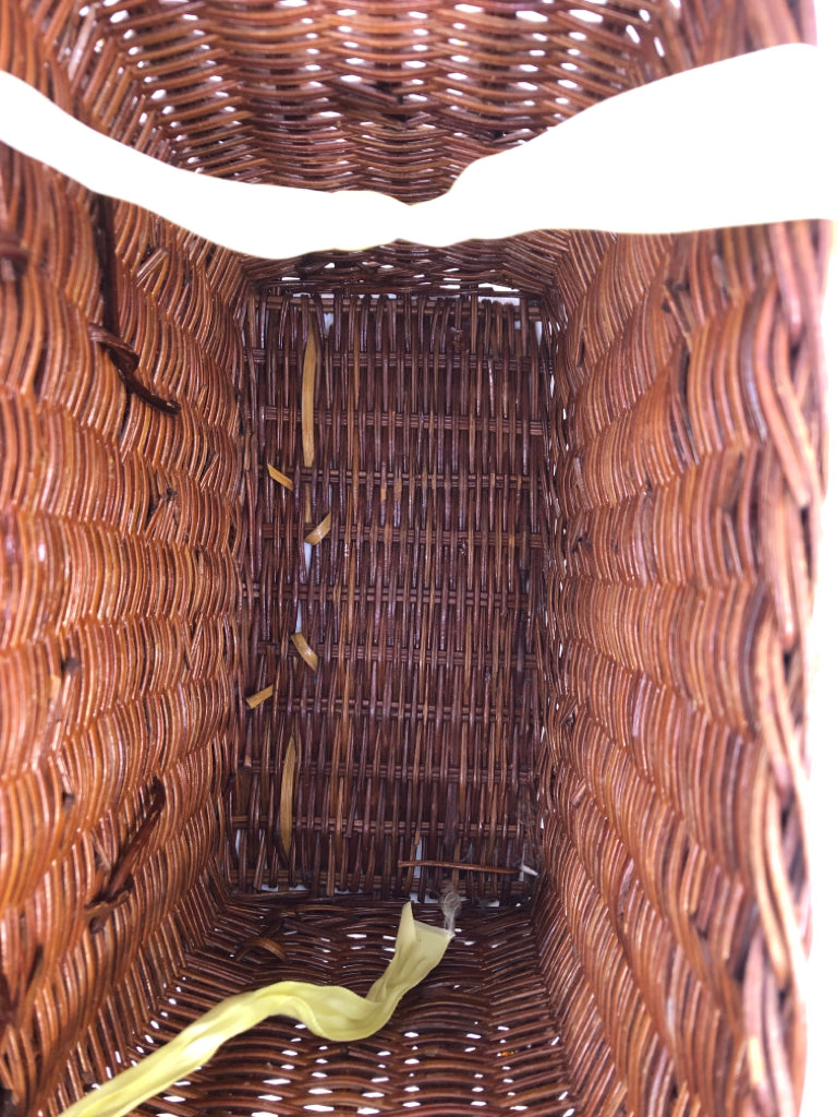 PICNIC WINE BASKET W/YELLOW RIBBONS.