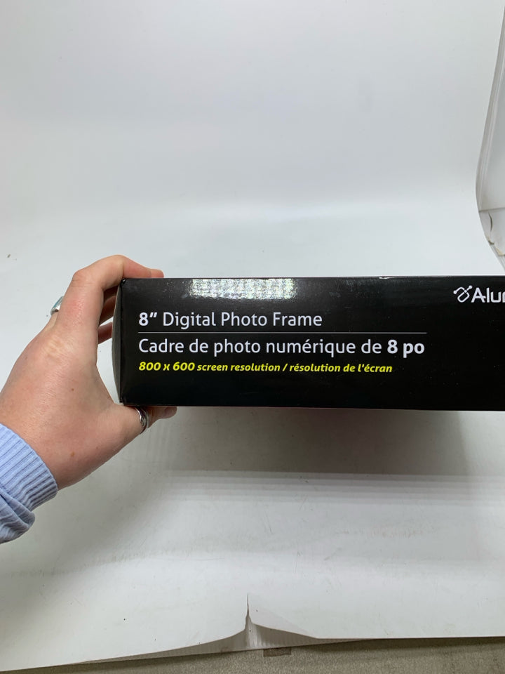 NIB DIGITAL PHOTO FRAME.