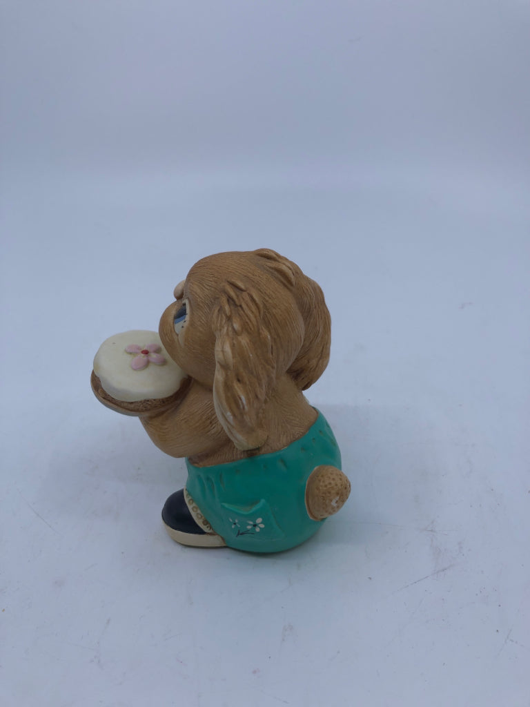 VTG PENDELFIN BUNNY SCOFFER W PIE.