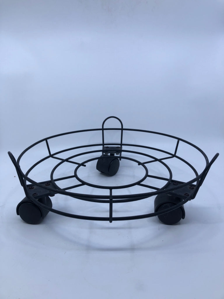 BLACK METAL ROUND ROLLING PLANT STAND.