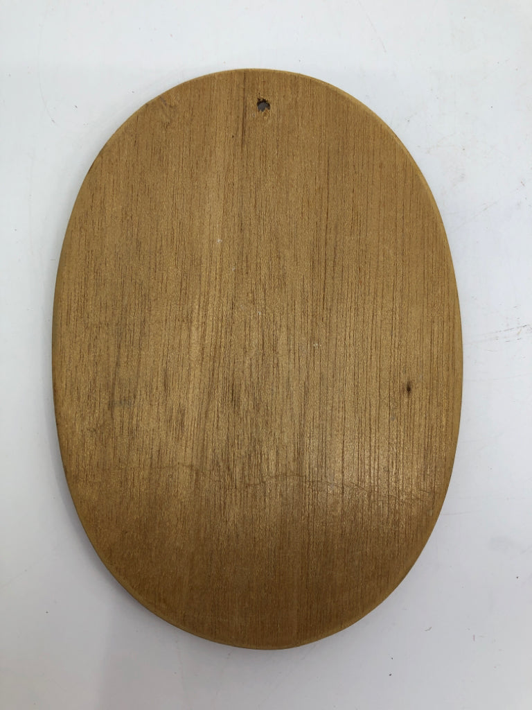 2 VTG OVAL WOOD FLOWER BOUQUET WALL HANGING.