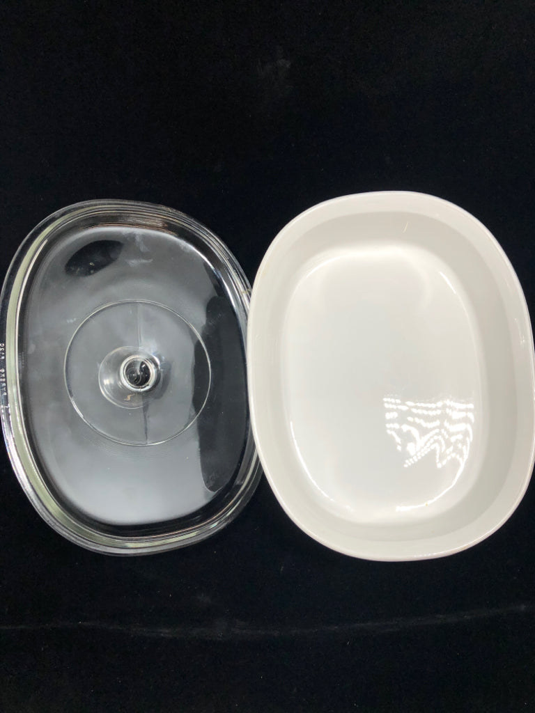 WHITE CERAMIC CASSEROLE DISH W/LID.