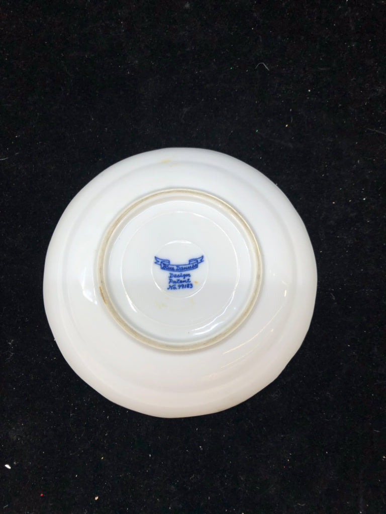 VTG BLUE AND WHITE VIDALLIA ONION PATTERN BOWL.