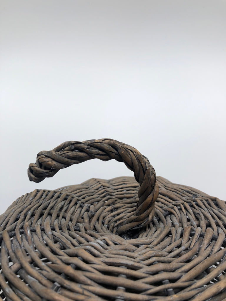 GRAY WICKER PUMPKIN.